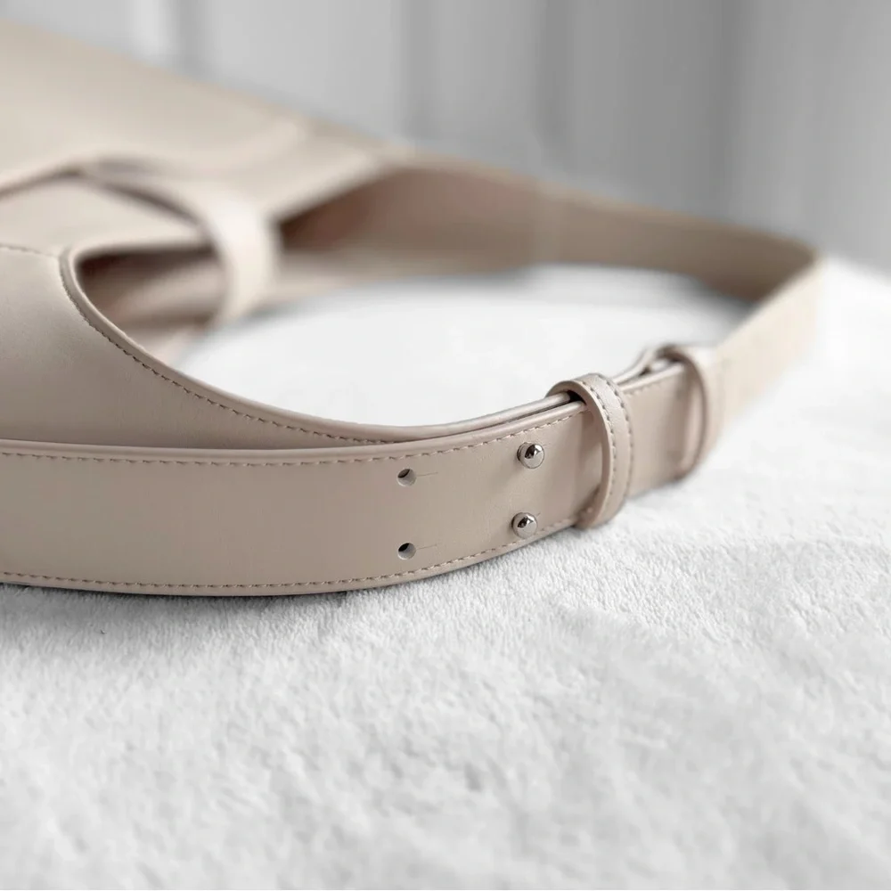 NWT Lululemon Leather Alternative Shoulder Bag 8L – Cashew – SOLD OUT - Picture 4 of 16